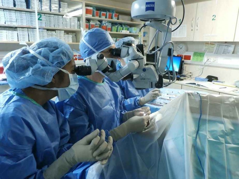 Medicinos diagnostikos ir gydymo centro akiu gydytojas mikrochirurgas Paulius Rudalevicius savanorystes misijoje Madagaskare