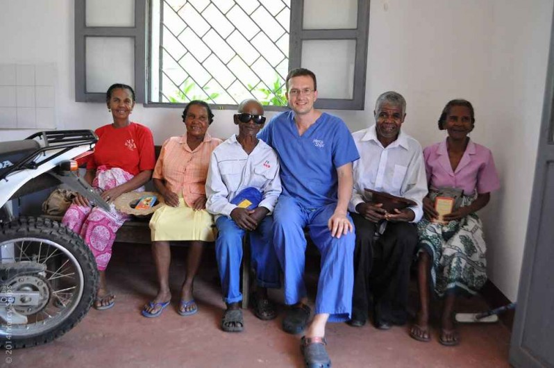 Medicinos diagnostikos ir gydymo centro akiu mikrochirurgas Paulius Rudalevicius savanorystes misijoje Madagaskare