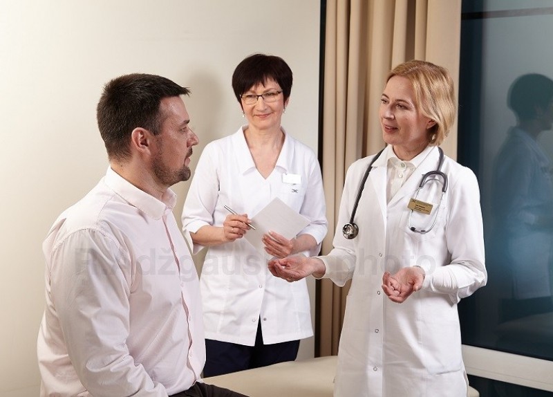 Medicinos diagnostikos ir gydymo centro šeimos gydytoja Dalia Stasinienė konsultuoja pacientą
